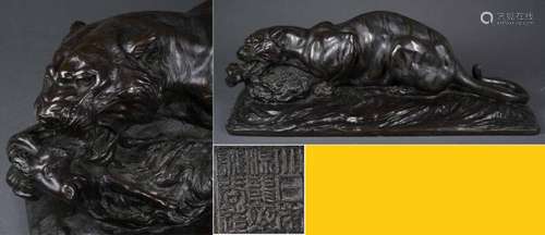 TRES GRAND OKIMONO EN BRONZE A L’EFFIGIE D’UN TIGRE CAPTURANT UN BOUQUETIN PAR GENRYUSAI SEIYA, 大日本源龍斎誠谷造