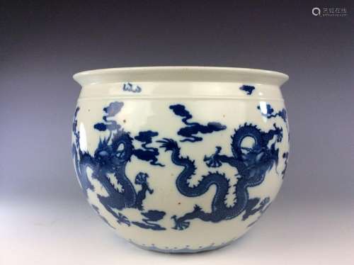 Chinese blue and white porcleian round pot painted with