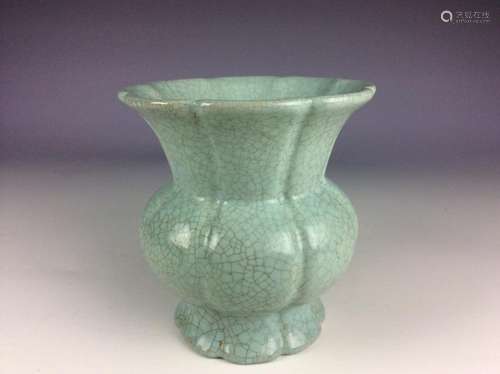 Fine Chinese crackled glaze  pot