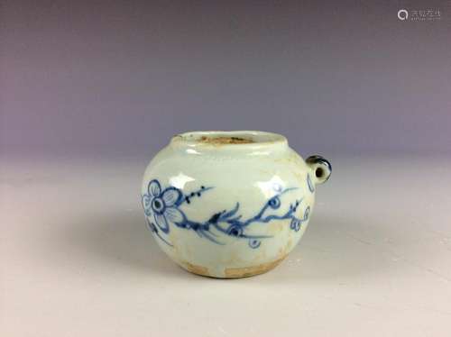 Chinese Yuan dynasty style B/W porcelain small round