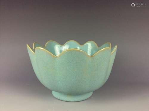 Chinese celadon crackled glaze porcelain warmer