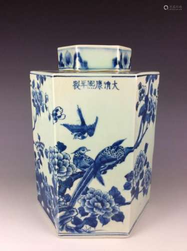 Chinese porcelain vase, blue & white glazed, decorated,