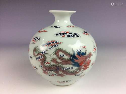 Chinese porcelain vase, Famille rose glazed, decorate &