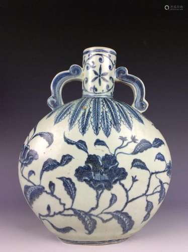 Elegant Chinese B/W porcelain moon flask vase decorated