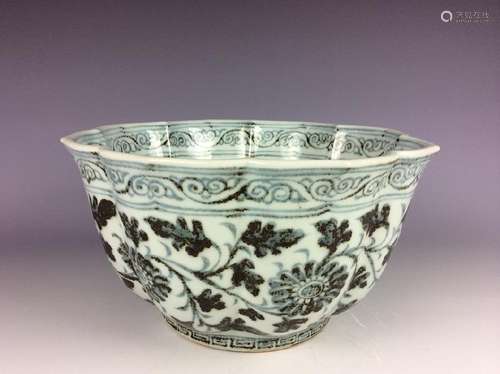 Rare Ming style Chinese porcelain ship shape, blue &