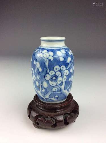 Fine Chinese porcelain vase, blue & white glaze,