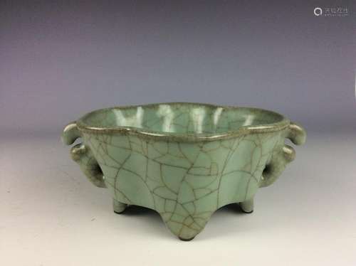 Chinese celadon crackled galze censer with ears