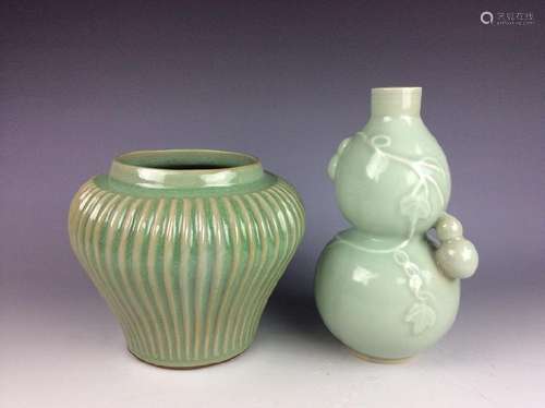 A set of Chinese porcelain vase and jar,  celadon