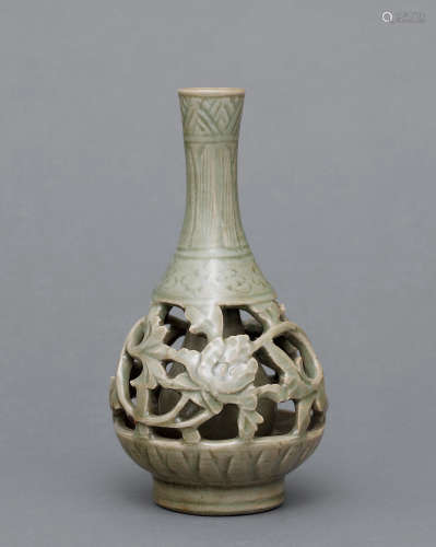 龙泉窑青釉镂空花瓶