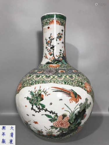 A DAQING KANGXI NIANZHI MARK COLORFUL VASE