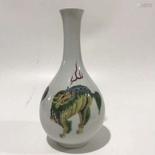 A FAMILLE-VERTE MONSTER LONG NECK VASE