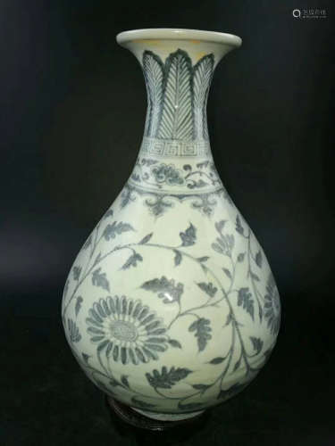 A BLUE AND WHITE PEAR SHAPED VASE