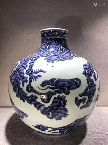 A BLUE&WHITE DRAGON VASE