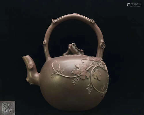 A XUZILONG MARK GRAPE DECORATED TEAPOT