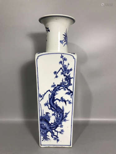 A BLUE&WHITE SQUARE VASE