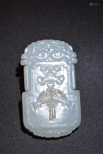 A TIBETAN HETIAN JADE PENDANT