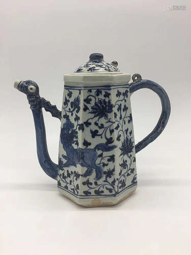 A MING DYNASTY BLUE&WHITE AUSPICIOUS BEAST DESGIN POT