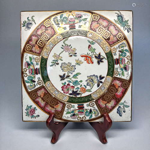 A FAMILLE ROSE PORCELAIN PLATE WITH CHAESING GOLD
