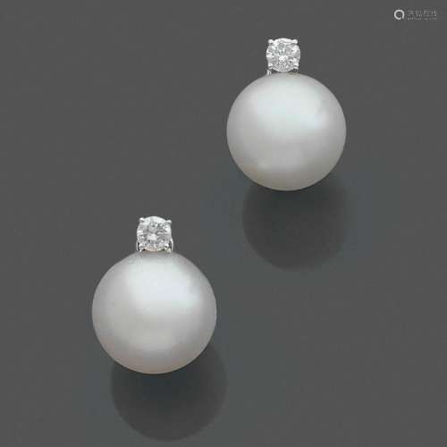 PAIRE DE MOTIFS D’OREILLES PERLES DE CULTURE A Sea South cultured pearl, diamond and gold pair of earrings.