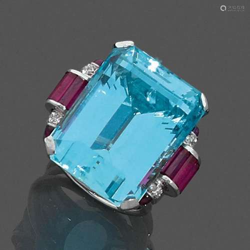 IMPORTANTE BAGUE AIGUE-MARINE An aquamarine, ruby, diamond and gold ring.