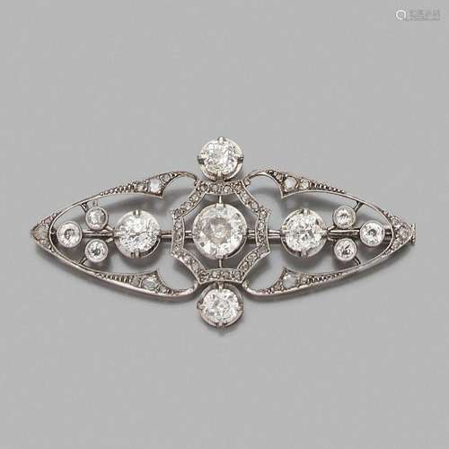 TRAVAIL FRANÇAIS ANNÉES 1920 BROCHE DIAMANTS A diamond and platinum brooch, circa 1920.