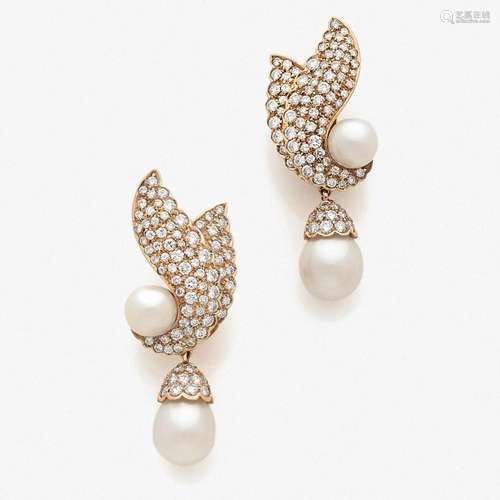 PAIRE DE PENDANTS D’OREILLES DIAMANTS ET PERLES A cultured pearl, diamond and gold pair of ear pendants.