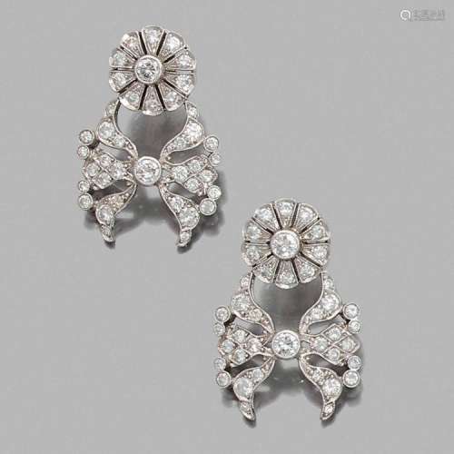 ANNÉES 1950 PAIRE DE PENDANTS D’OREILLES FLEURS A diamond and gold pair of earrings, circa 1950.
