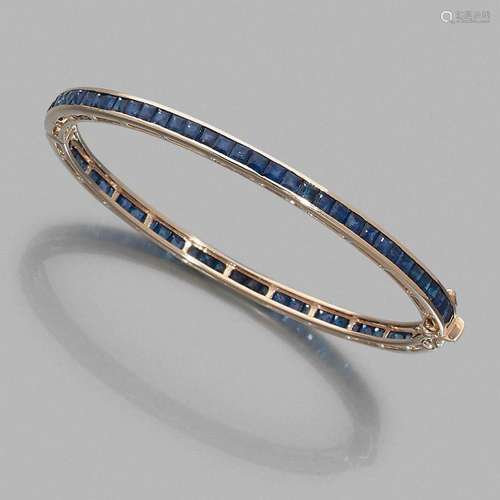 BRACELET RIGIDE SAPHIRS A sapphire and gold bangle.