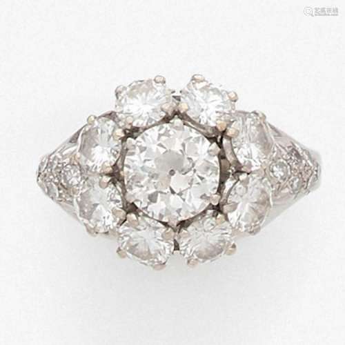 ANNÉES 1950 BAGUE MARGUERITE DIAMANTS A diamond and gold ring, circa 1950.