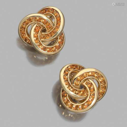 ANNÉES 1940 PAIRE DE MOTIFS D’OREILLES CITRINES A citrine and gold pair of ear clips, circa 1940.
