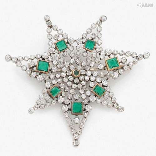 ANNÉES 1935 BROCHE éTOILE éMERAUDES ET DIAMANTS An emerald, diamond, platinum and gold brooch, circa 1935.