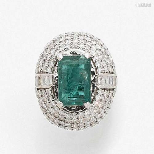 BAGUE ÉMERAUDE A 3,85 carats emerald, diamond and gold ring.