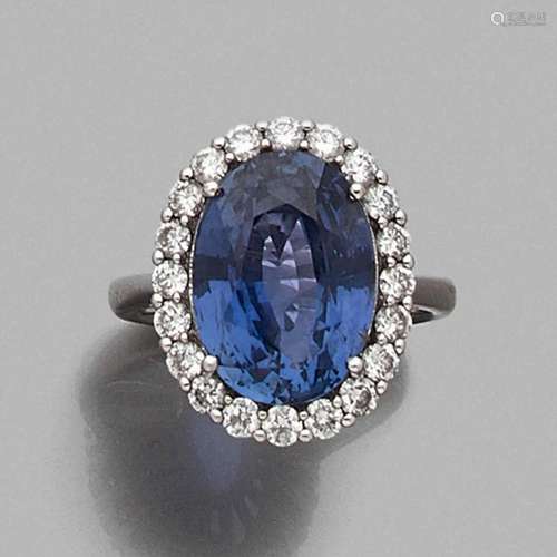 BAGUE SAPHIR A 10,14 carats sapphire, diamond and gold ring.