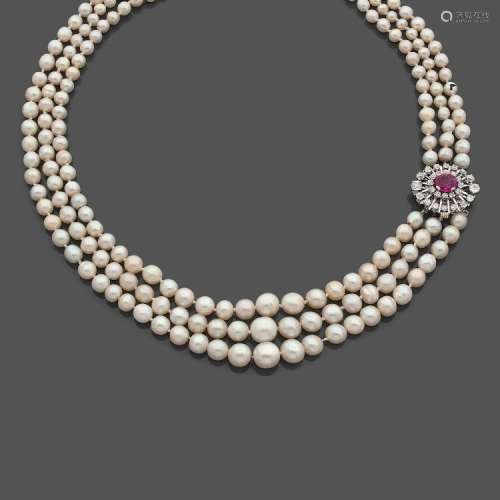 IMPORTANT COLLIER TROIS RANGS DE PERLES fines A 225 natural pearls, ruby, gold and diamond necklace.