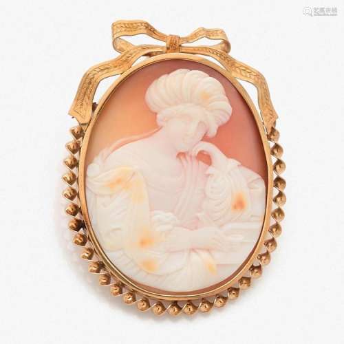 ANNÉES 1860 Grande broche camée A cameo and gold brooch, circa 1860.