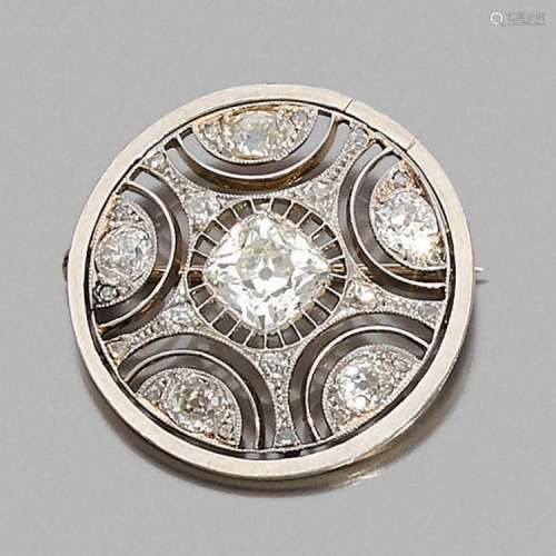 ANNÉES 1920 BROCHE RONDE DIAMANTS A diamond, platinum and gold brooch, circa 1920.