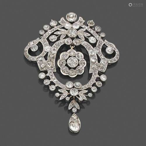 ANNÉES 1910 PENDENTIF ORNEMENT DIAMANTS A diamond and platinum pendant with a silver chain, circa 1910.
