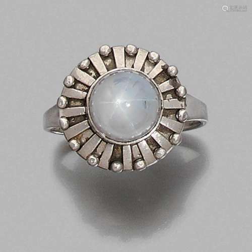 ANNÉES 1930 BAGUE SAPHIR ÉTOILé A sapphire and platinum ring, circa 1930.