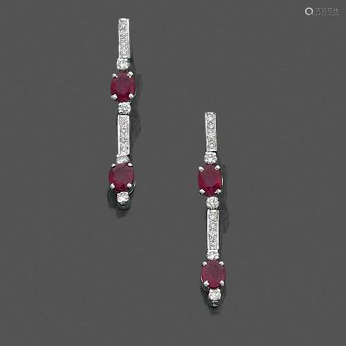 PAIRE DE PENDANTS D’OREILLES RUBIS A ruby, diamond and gold pair of ear pendants.