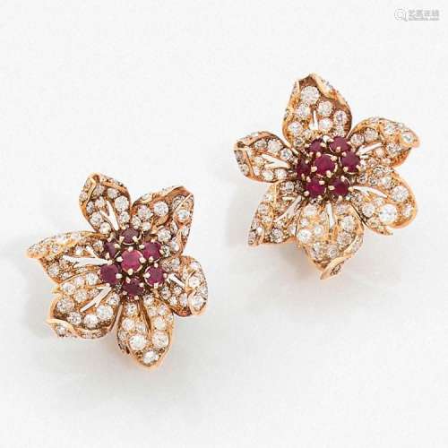 BOUCHERON ANNÉES 1960 PAIRE DE CLIPS D’OREILLES FLEUR A diamond, ruby and gold pair of ear clips, by BOUCHERON.