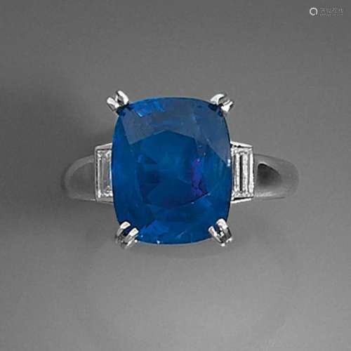 BAGUE SAPHIR COUSSIN A 6,76 carats sapphire, diamond and gold ring.