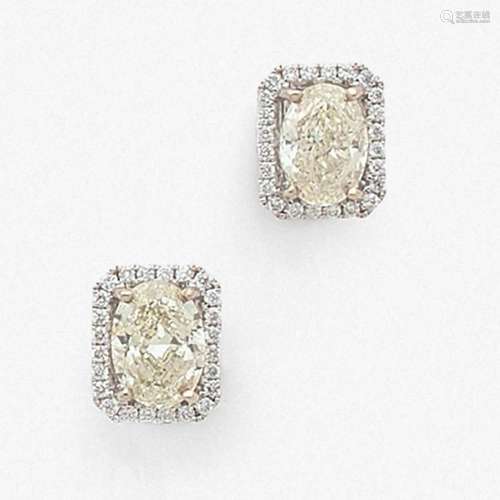 PAIRE DE MOTIFS D’OREILLES DIAMANTS Two 1,07 carat diamonds and gold pair of earrings.