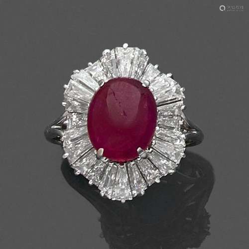 ANNÉES 1960 BAGUE JUPE RUBIS cabochon A ruby, diamond and gold ring, circa 1960.