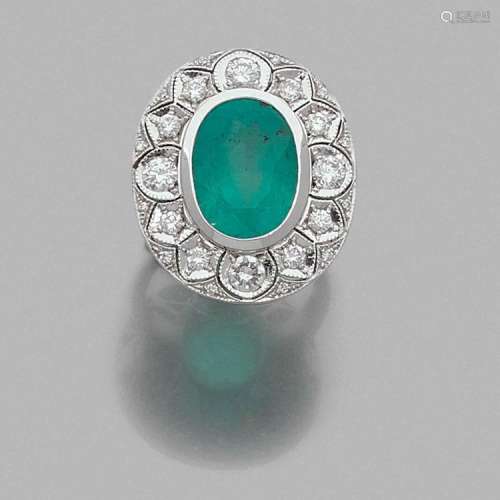 BAGUE ÉMERAUDE An emerald, diamond and gold ring.