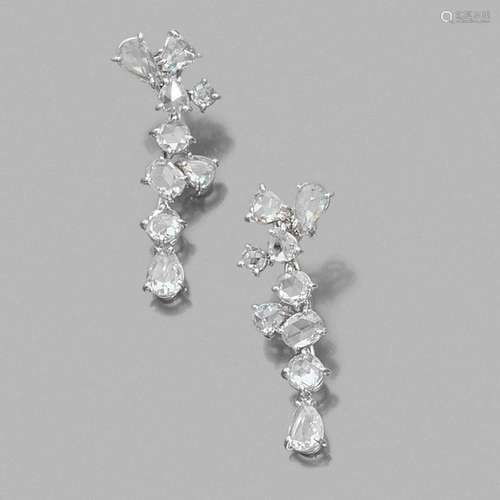 PAIRE DE PENDANTS D’OREILLES DIAMANTS A diamond and gold pair of ear pendants.