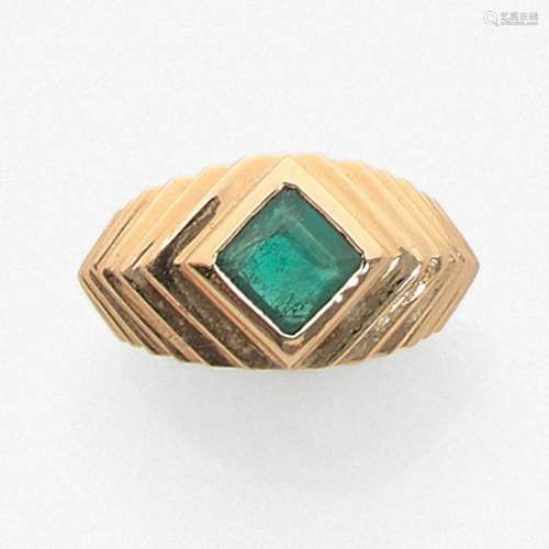 TRAVAIL FRANÇAIS ANNÉES 1980 BAGUE ÉMERAUDE An emerald and gold ring, circa 1980.