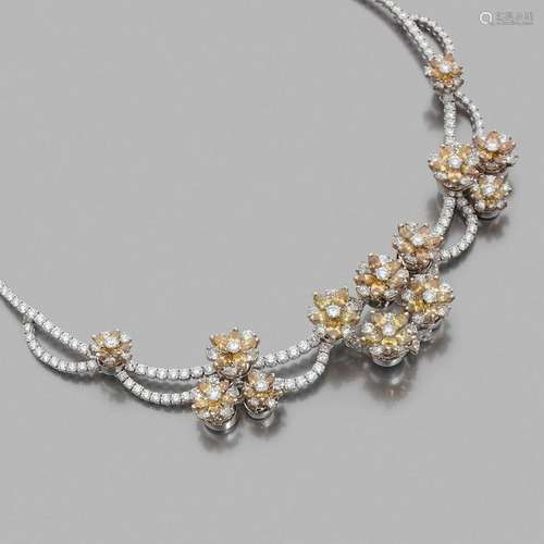 COLLIER FLEURS TREMBLEUSES A diamond and gold necklace.