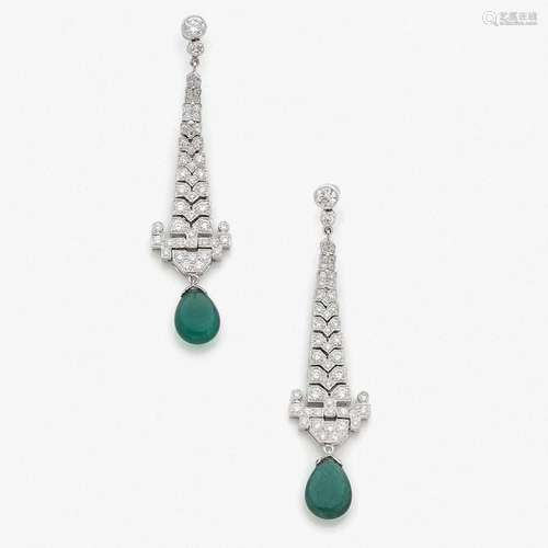 PAIRE DE PENDANTS D’OREILLES éMERAUDES An emerald, diamond and gold pair of ear pendants.