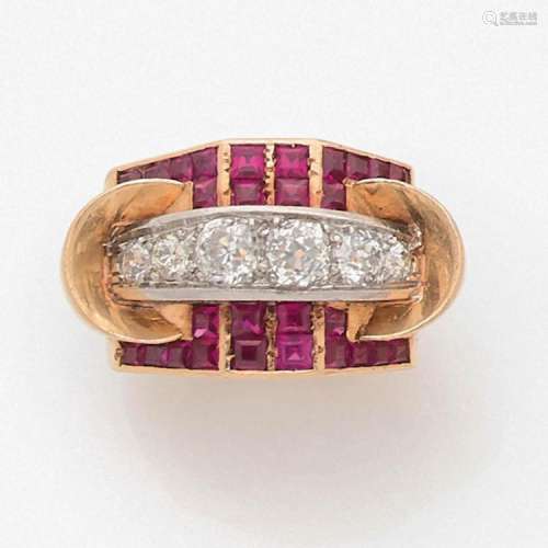 ANNÉES 1940 BAGUE CHEVALIèRE DIAMANTS ET RUBIS A diamond, ruby and gold ring, circa 1940.