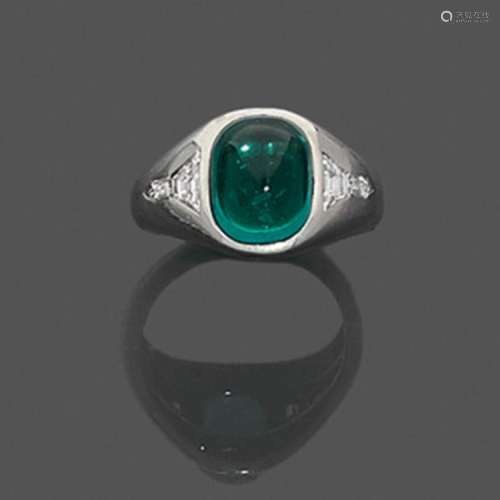 MAGNIFIQUE BAGUE JONC éMERAUDE An emerald, diamond and platinum ring.